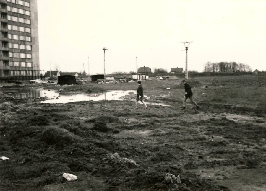 Snímek z roku 1969. Výstavba sídliště Hrabůvka, v dáli lesík zvaný Dubina. Foto: soukromý archiv Jany Bergmannové.