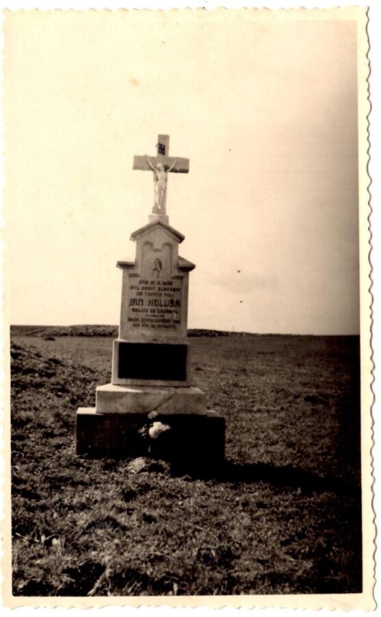 Kříž věnovaný Janu Holušovi nedaleko Horymírovy ulice, září 1940. Foto: soukromý archiv rodiny Zezulkovy.