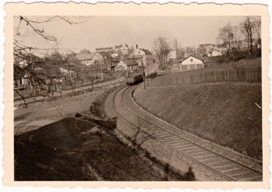 Vlečka s parním vlakem směřujícím z cihelny do ulice U Hrůbků, 30. léta. Foto: soukromý archiv rodiny Bartošovy.