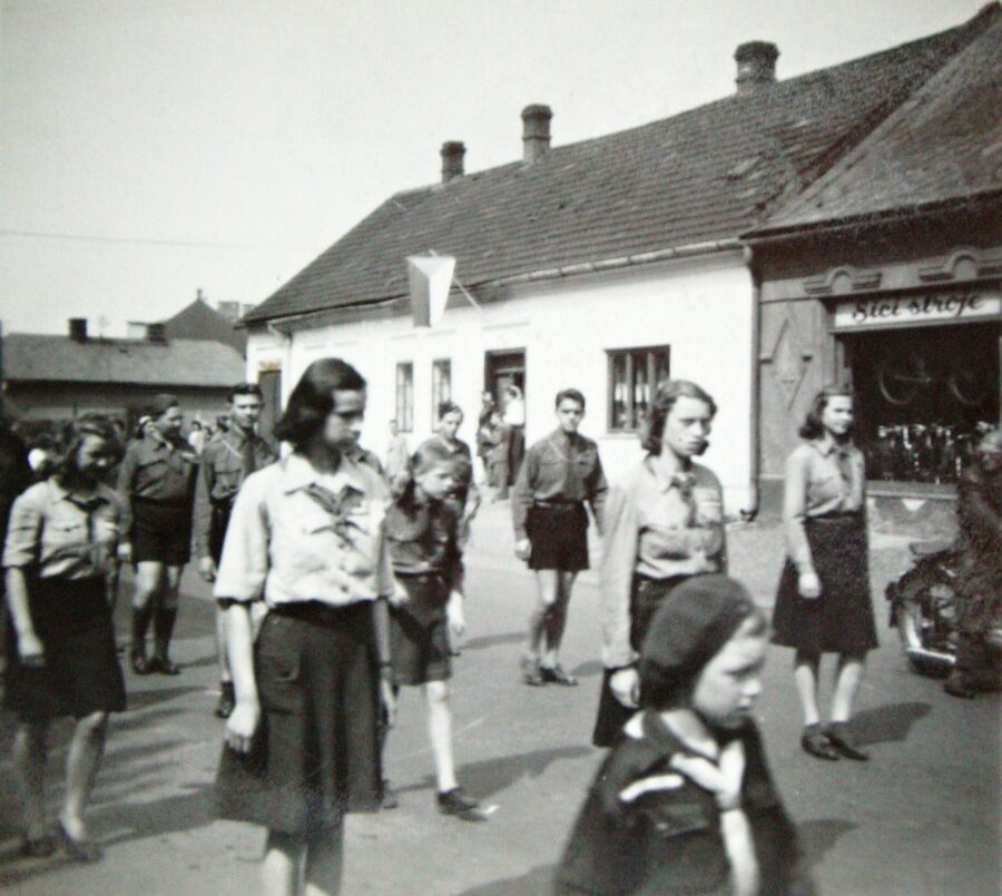 Zcela vlevo - dům s výlohou obchodu s jízdními koly Včíslák. Foto: soukromý archiv Antonína Blažka.