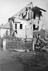 Jedna ze zábřežských vil zasažena pumou, 29. srpna 1944, místo blíže nepopsáno. Foto: Farní kronika Zábřeh.