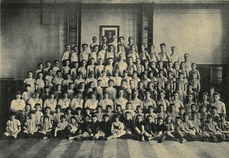 Cvičenci Sokola v Hrabůvce v roce 1928.