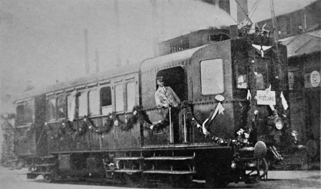 Třínápravový parní vůz Komárek při slavnostní jízdě z Vítkovic do Hrabové, 5. října 1930.