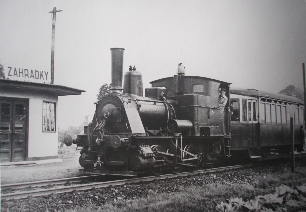 Lokomotiva vítkovické závodní dráhy v nynější stanici Most Čs. armády (kdysi Zahrádky), okolo1930.
