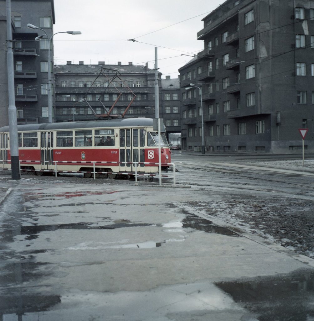 Tramvaj odbočující po novém oblouku mezi Ruskou a Palkovského ulicí, 1977.