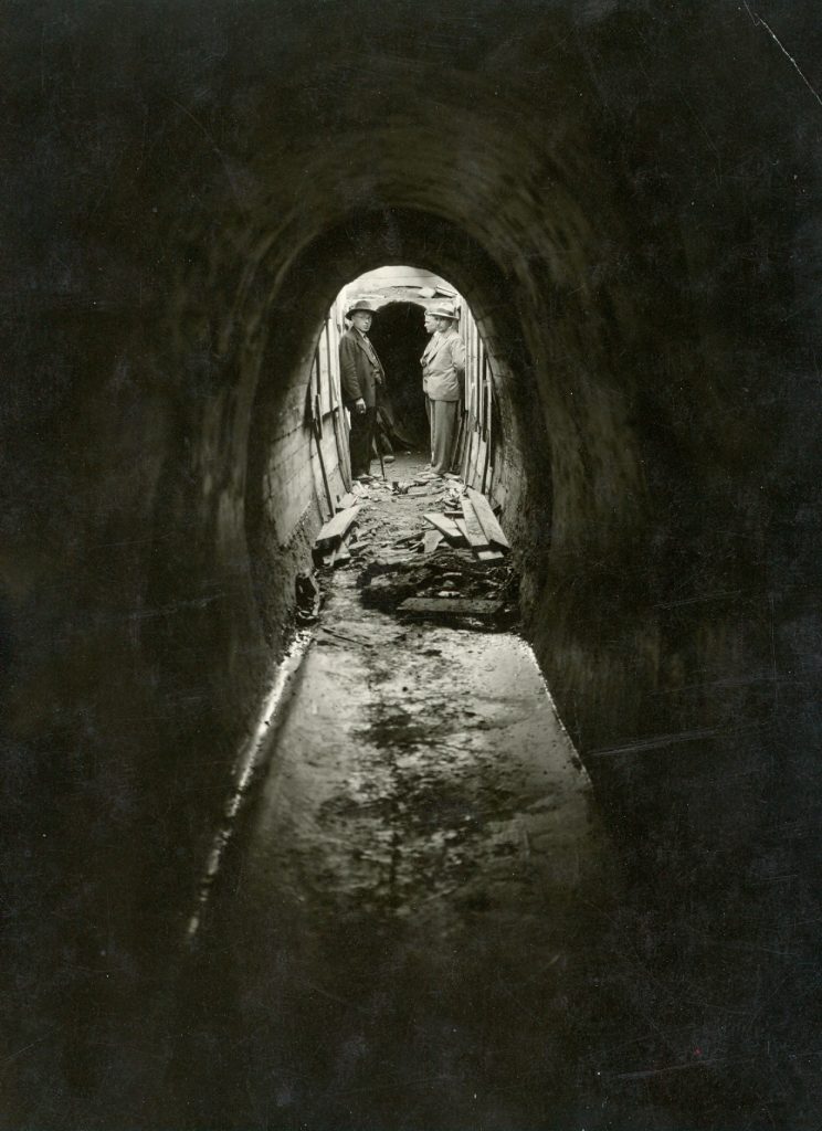 Snímek zachycující stavbu podzemní vodovodní štoly, 30. léta. V současnosti je štola opatřena modrým izolačním nátěrem. Foto OVaK.