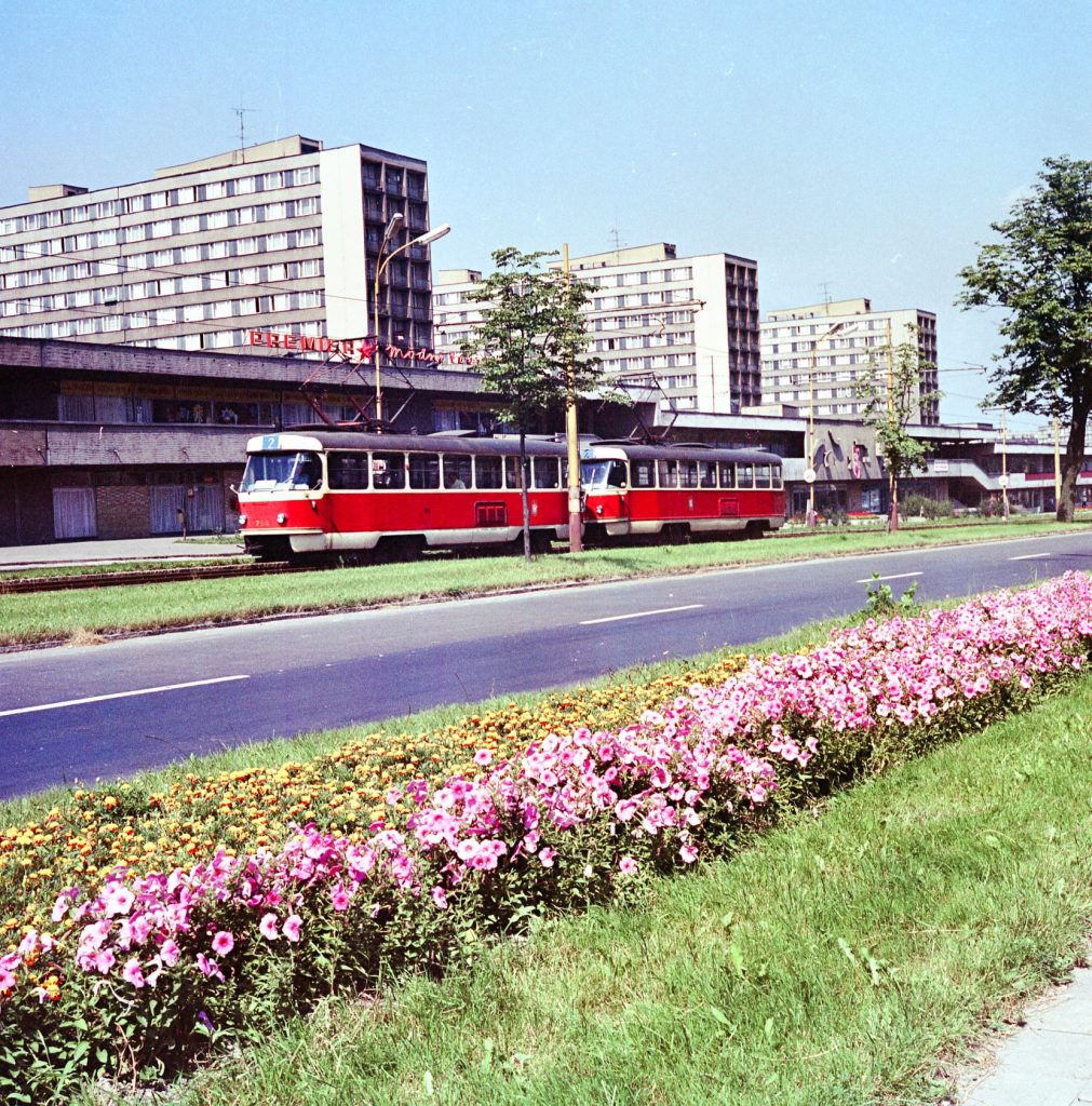 Tramvaj T3 na Výškovické ulici před obchodním domem Rozlet, okolo 1975.
