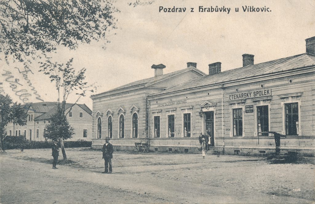 Stará Místecká silnice v Hrabůvce, vlevo budova se spolkovou místností Čtenářského spolku, počátek 20. století. Soukromá sbírka Zdeněk Wludyka. 
