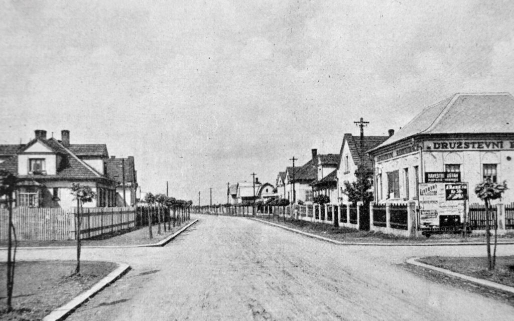Pohled do Chalupníkovy ulice s restaurací Eliáš (vlevo) v roce 1930