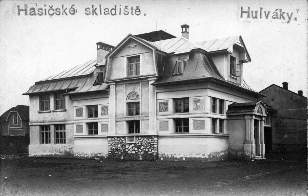 Hasičská zbrojnice na současné Varšavské ulici v Hulvákách sloužila od 20. let 20. století částečně potřebám knihovny. Fotografie Archiv města Ostravy.