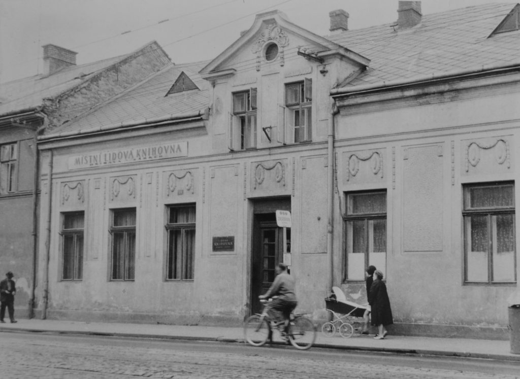 Místní lidová knihovna v bývalém hostinci U Marků, 70. léta 20. stol. Fotografie Knihovna města Ostravy.