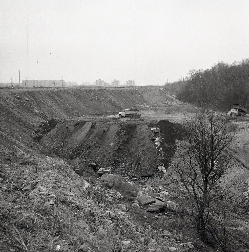 Areál pískových dolů při zavážce stavebním a průmyslovým odpadem, 1981. Fotografie Archiv Vítkovice, a. s.