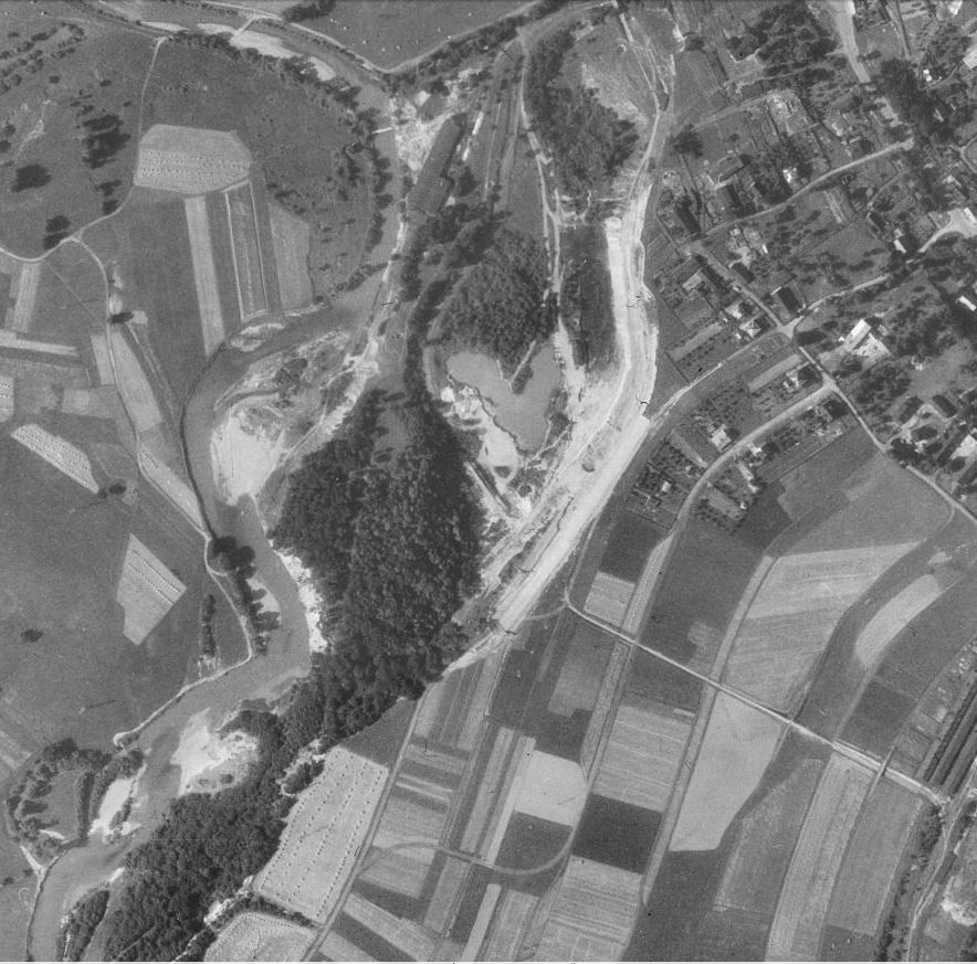 Letecký snímek areálu pískovny z roku 1949. Fotografie: https://ags.cuzk.cz/