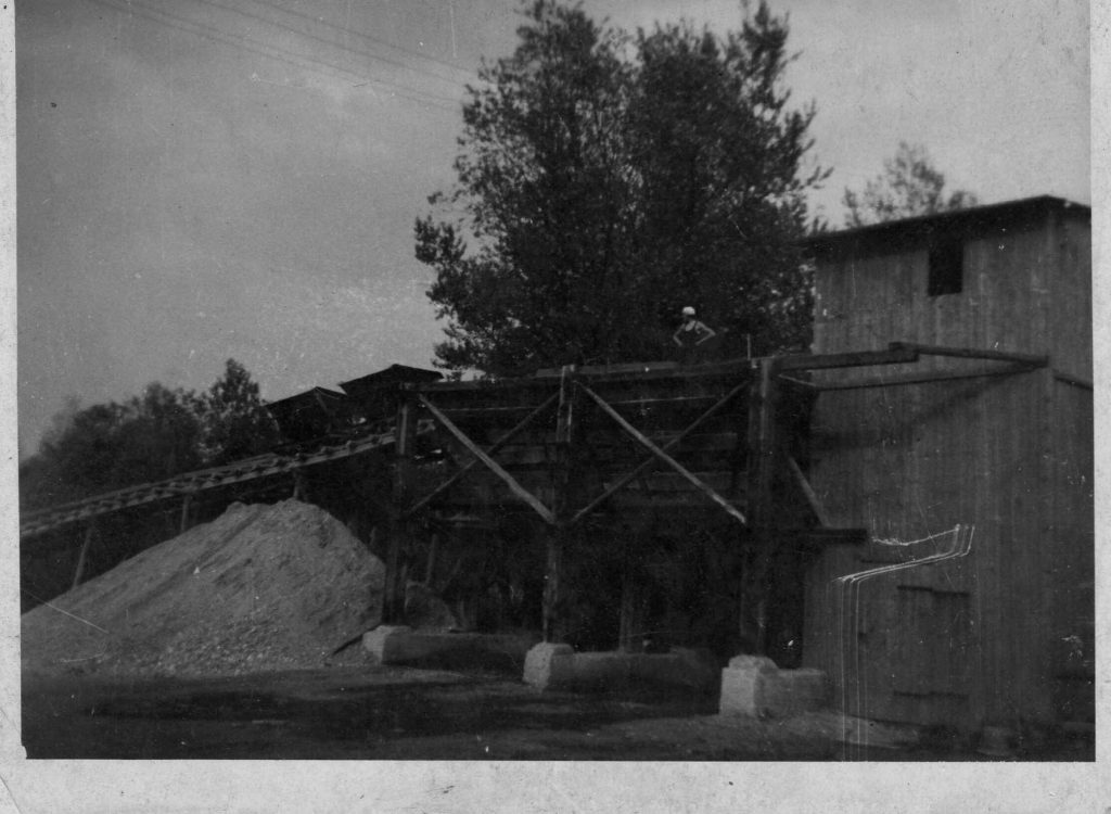 Nakladač písku, patrně 30. léta 20. století. Fotografie archiv Petr Lexa Přendík.